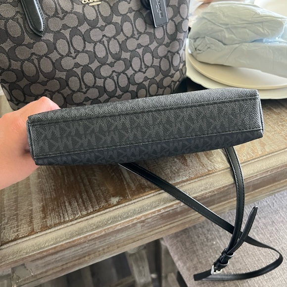 Michael kors cross body - Picture 3 of 6